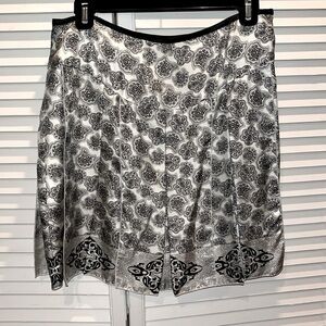 White House Black Market women’s 2 skirt black &‎ white